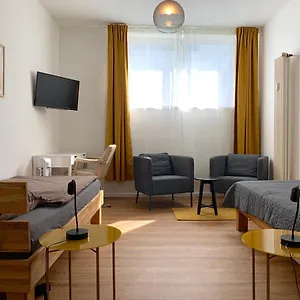 Apartment Alles Komplett - 2 Schlafzimmer, Grosse Kueche, Bad 